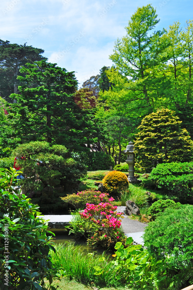 Fototapeta premium San Francisco: japoński ogród herbaciany 16 czerwca 2010 r. Utworzony w 1894 r. W parku Golden Gate, jest to najstarszy japoński ogród publiczny w Stanach Zjednoczonych.