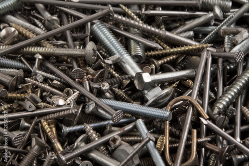 Chiodi, viti e bulloni.