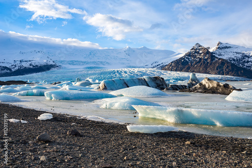 Tableau sur toile The glacial lagoon Jokulsarlon with glacier view, Iceland