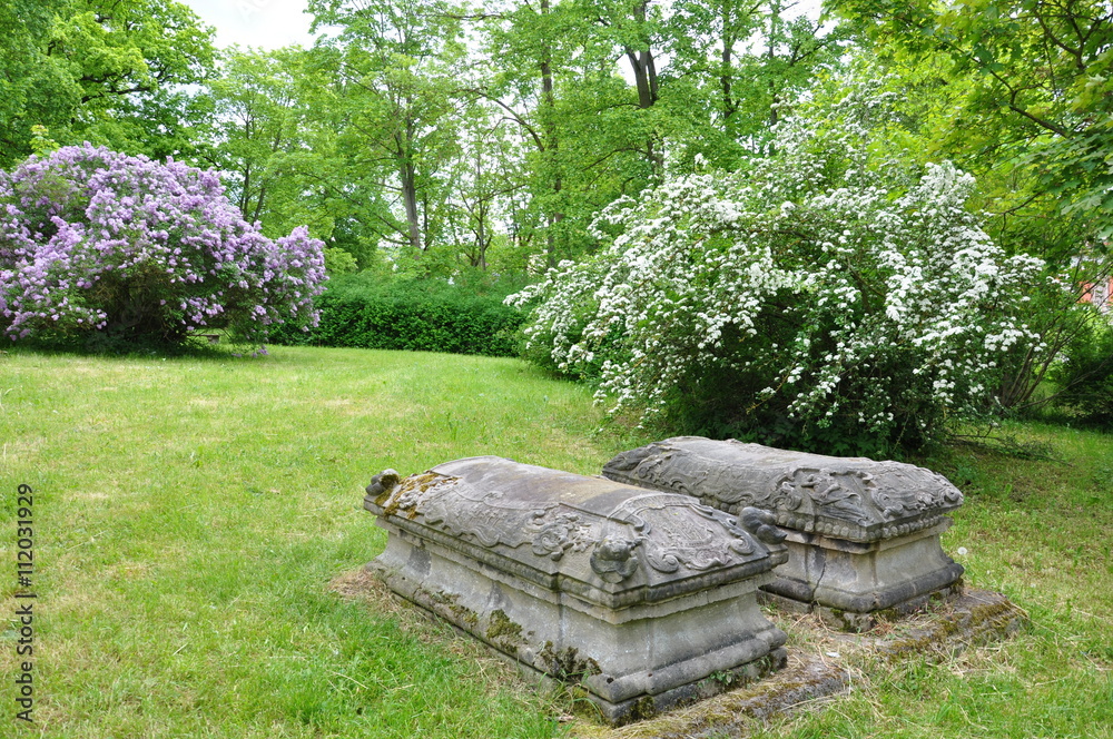 alte Gräber im Englischen Garten in Meiningen alte Gräber im Englischen Garten in Meiningen