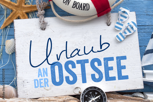 Urlaub an der Ostsee, Nordsee, Meer mit maritimer Dekoration auf blauen Holzhintergrund photo