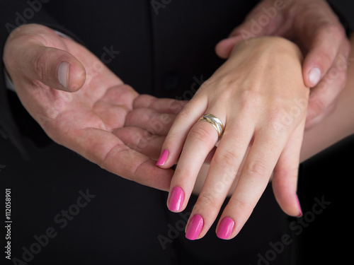 Мужская рука держит женскую руку.