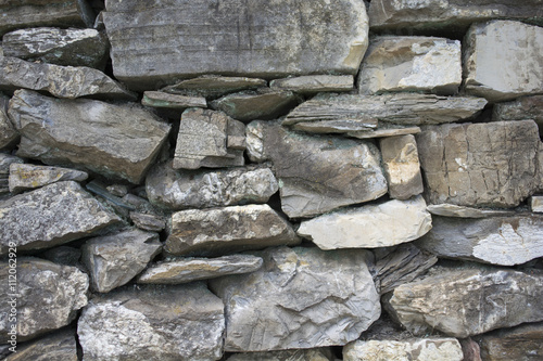 Mauer aus alten Feldsteinen