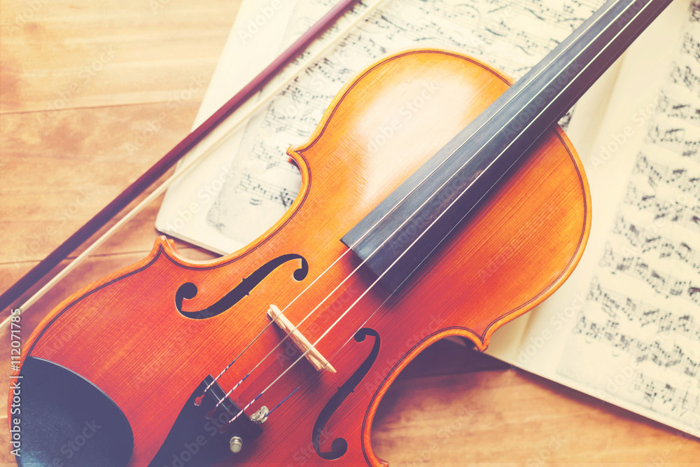 Fototapeta premium Violin on a wooden textured table