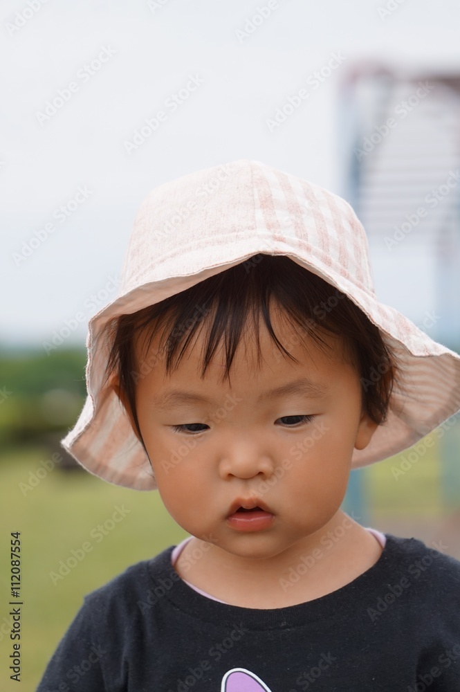 帽子をかぶった女の子 帽子をかぶった女の子