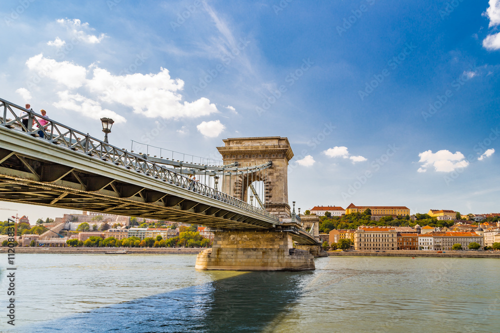 Naklejka premium Chain Bridge from the shore of Danube