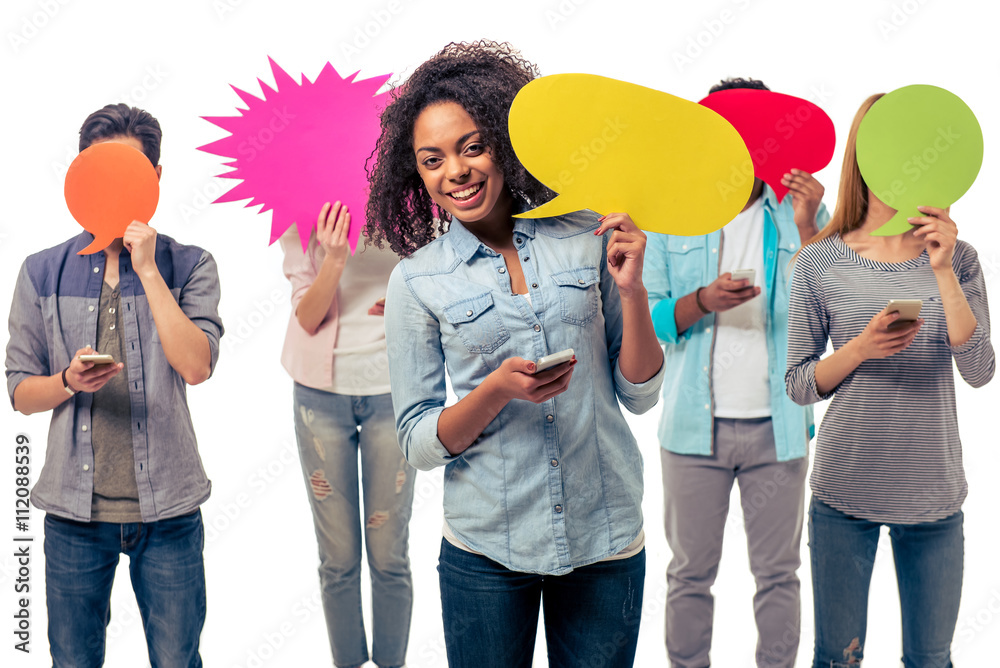 Naklejka premium Students with speech bubbles and gadgets