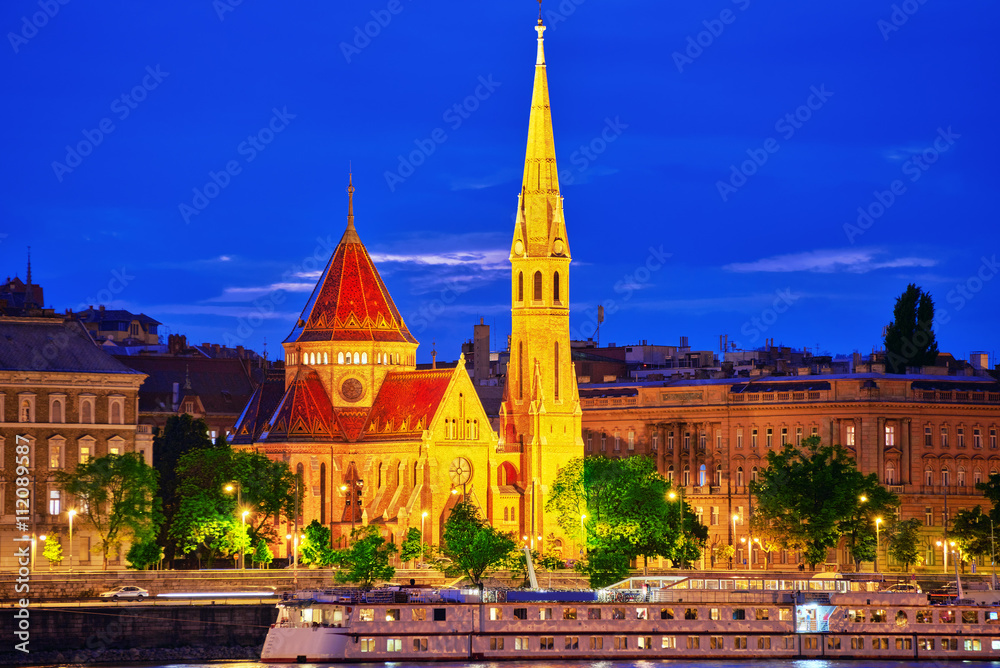 Obraz premium Calvinist Church shore view's of the Danube .Budapest. Hungary.