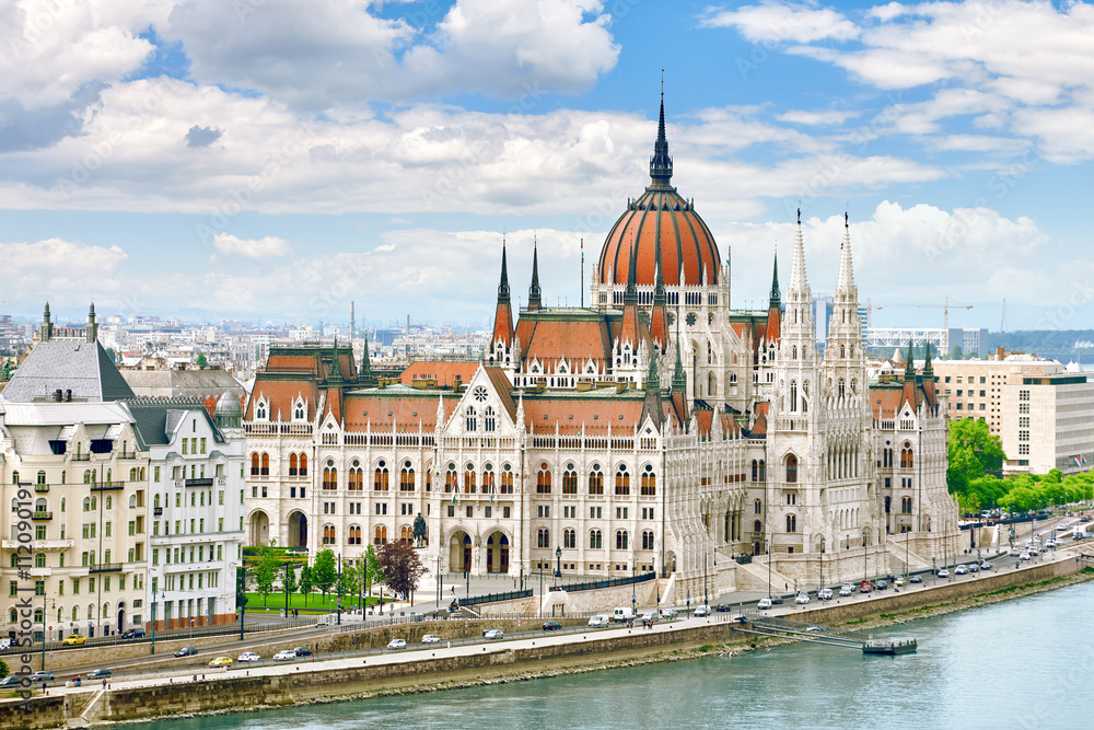 Obraz premium Parlament Węgier w ciągu dnia. Budapeszt. Widok z rzeki Dunaj