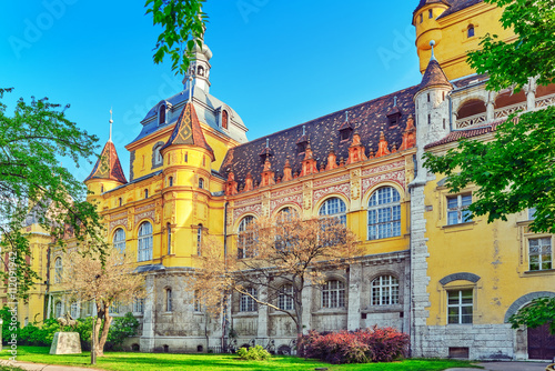 Vajdahunyad Castle (Hungarian-Vajdahunyad vara) is a castle in t