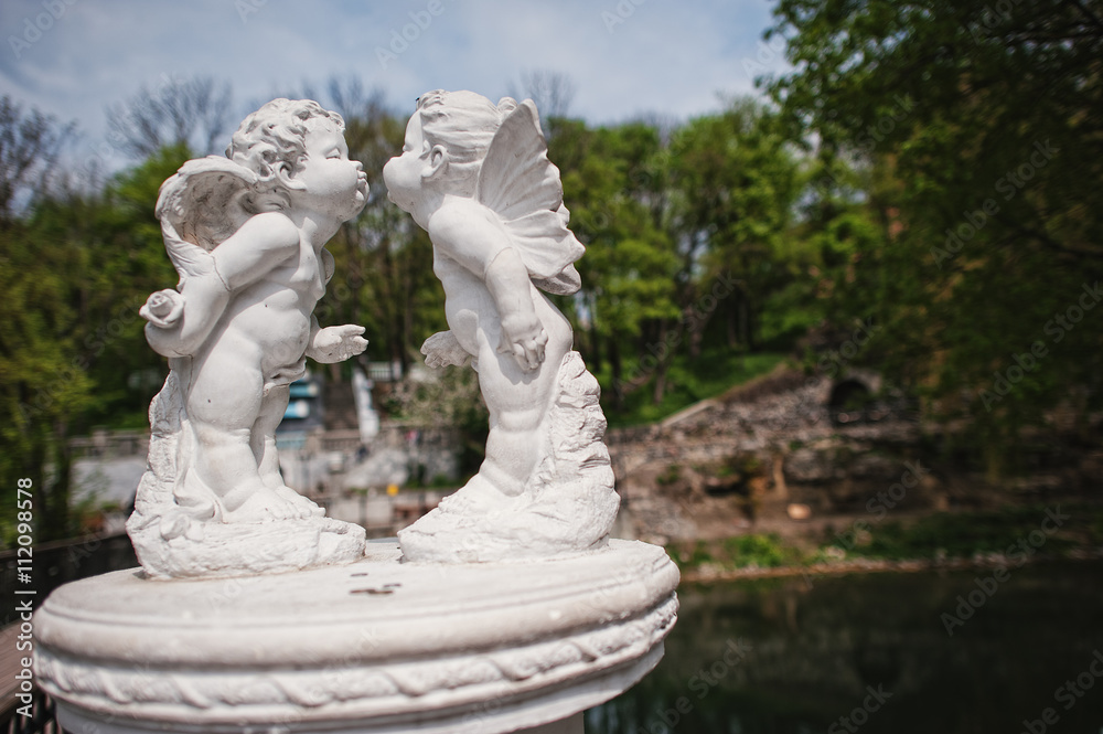 Statue of two kissing cupids angels