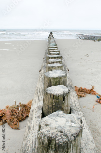 Nordsee 25 / Wellenbrecher mit Strandgut