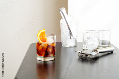 Cocktail, sul banco ci sono ghiaccio e gli accessori per realizzare cocktail