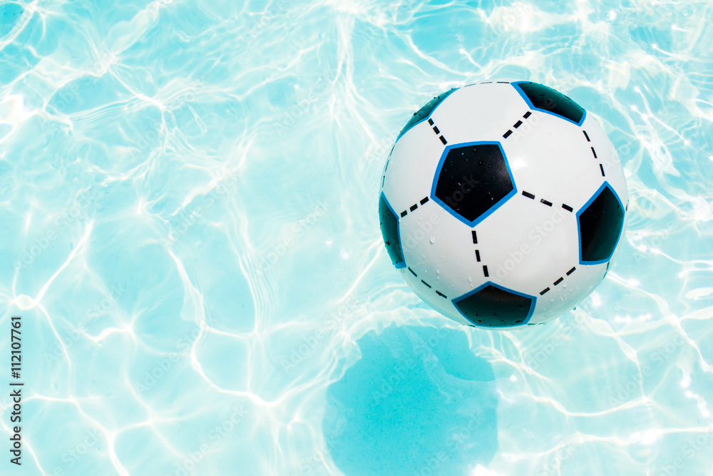 Naklejka premium Beach ball in the swimming pool 