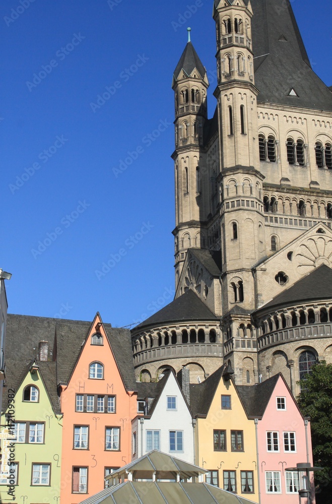 Kölner Altstadtblick / Blick in den Martinswinkel mit Kirche Groß St. Martin in der Kölner Altstadt