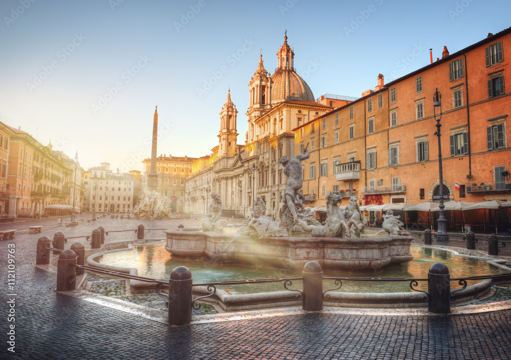Obraz premium Piazza Navona podczas wschodu słońca, Rzym, Włochy