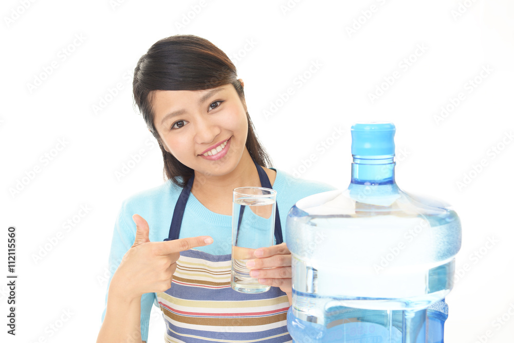 お水の入ったグラスを持つ女性 お水の入ったグラスを持つ女性