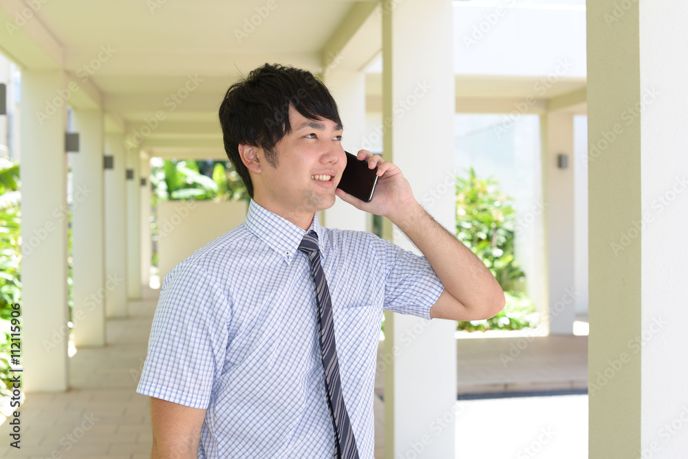 通話中の笑顔のビジネスマン 通話中の笑顔のビジネスマン