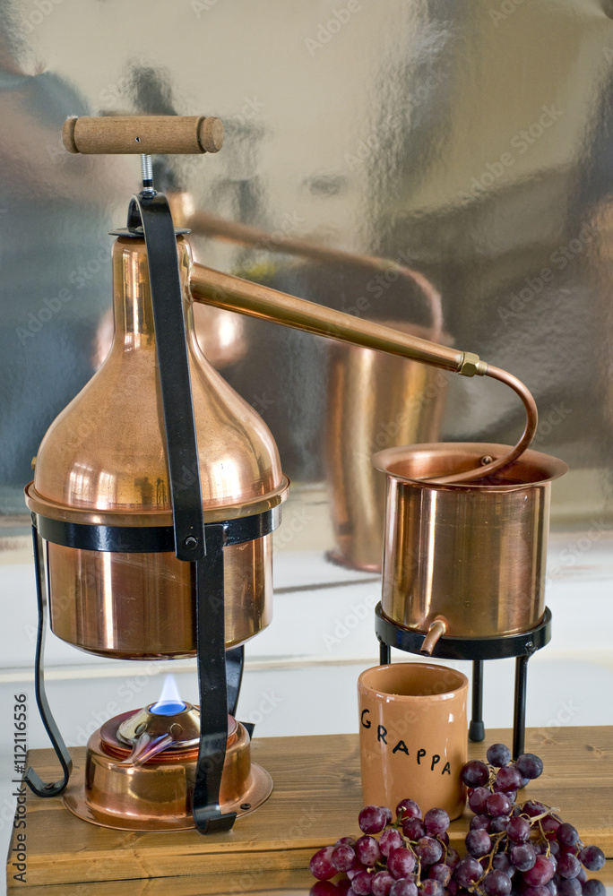 l'alambicco in rame per la distillazione della grappa Stock Photo
