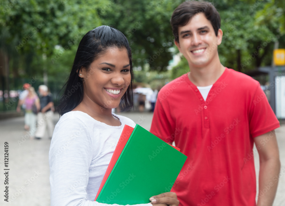 Zwei fröhliche internationale Studenten Zwei fröhliche internationale Studenten