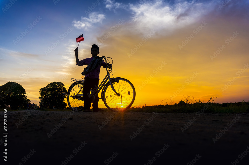 Fototapeta premium silhouette boy holding the malaysia flag