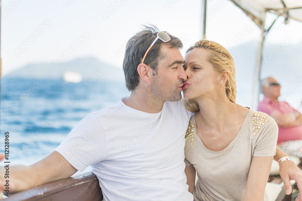 Zakochana para podczas rejsu statkiem na morzu