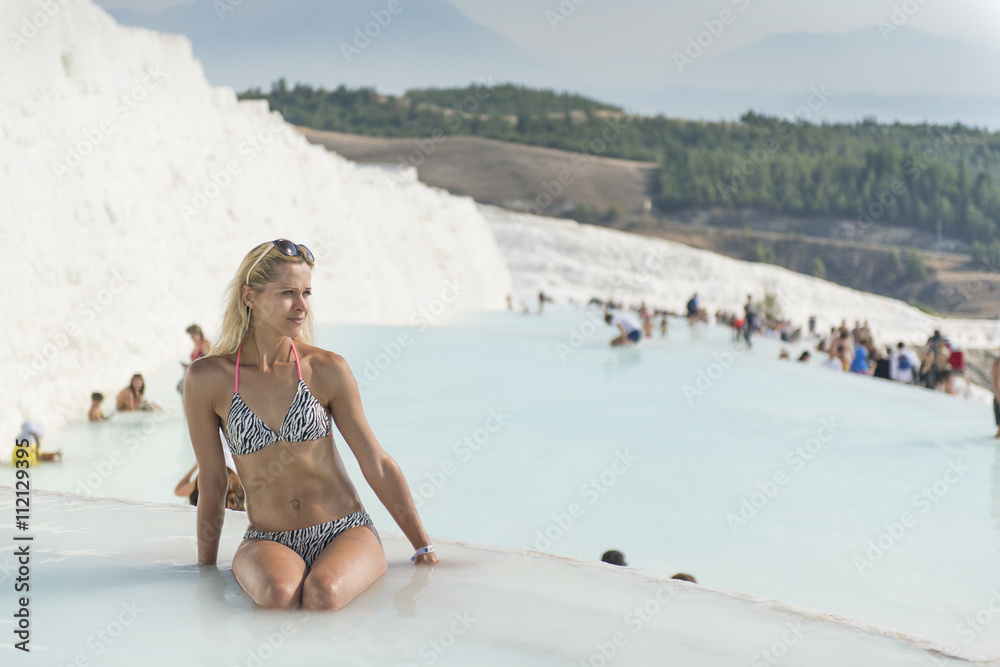 Kobieta spędzająca czas na basenie w tarasach wapiennych w Turcji - obrazy, fototapety, plakaty 