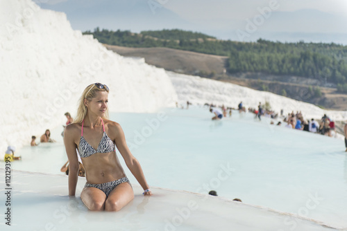 Kobieta spędzająca czas na basenie w tarasach wapiennych w Turcji