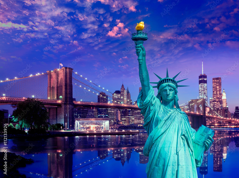 Fototapeta premium Liberty Statue i Brooklyn Bridge w Nowym Jorku
