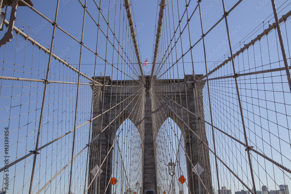 Obraz premium brooklyn bridge w słoneczny dzień w nowym jorku