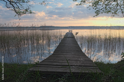 Billede på lærred Picturesque lake and forest