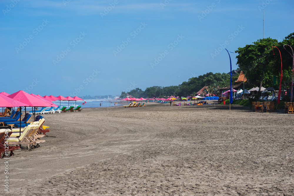 Fototapeta premium sunbeds and parasols on the beach.