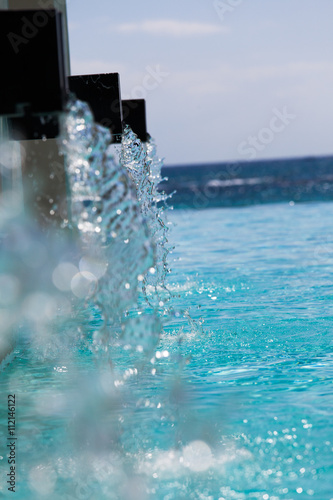 cascades d'eau dans une piscine