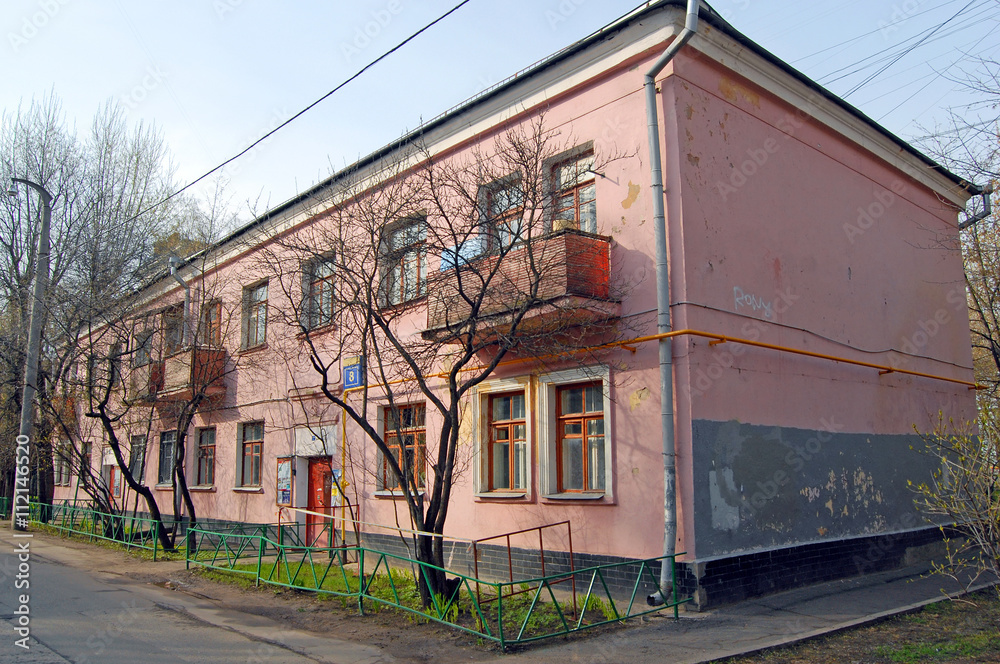 Двухэтажный двухподъездный кирпичный жилой дом в Москве