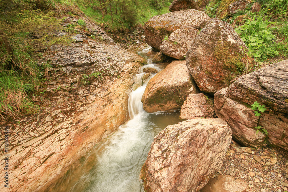 Obraz premium Mały wodospad w górach / Pieniński Park Narodowy