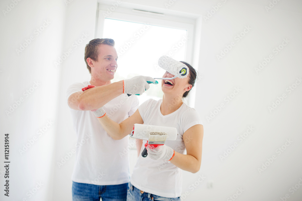 Fototapeta premium Young people have fun during repair of the apartment.