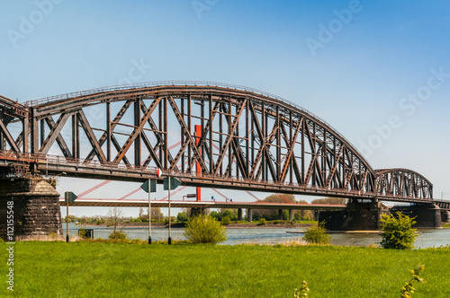10099 Duisburg Haus-Knipp Eisenbahnbrücke © hanseat