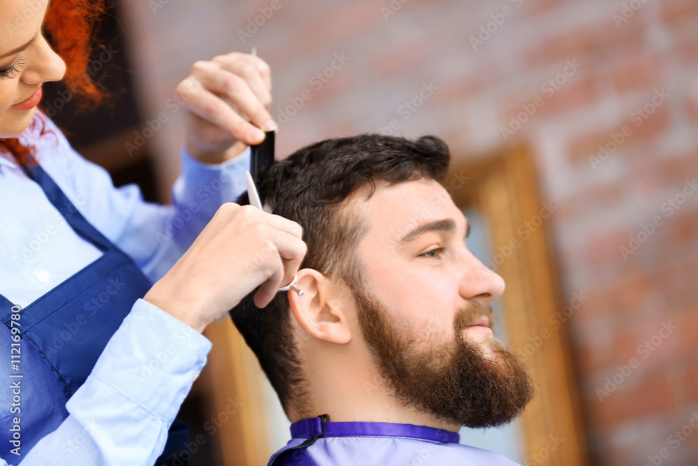 Obraz premium Handsome man visit barber shop