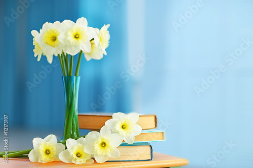 Fotografia White narcissus in vase on the table indoors