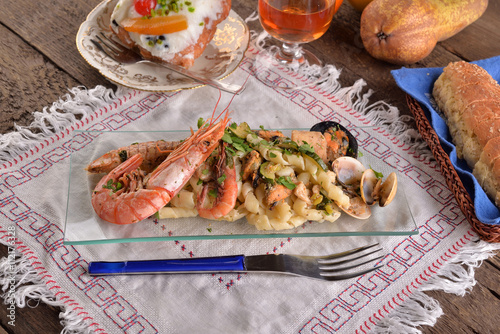 Piatto di pasta, busiate con pesce e frutti di mare - pasta dish, busiate with fish and seafood