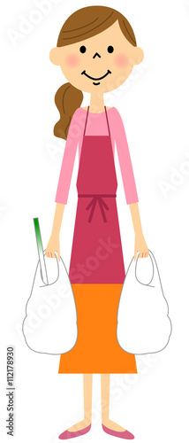 買い物するエプロンの女性    
