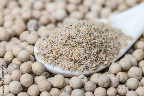 White pepper powder and grain.
