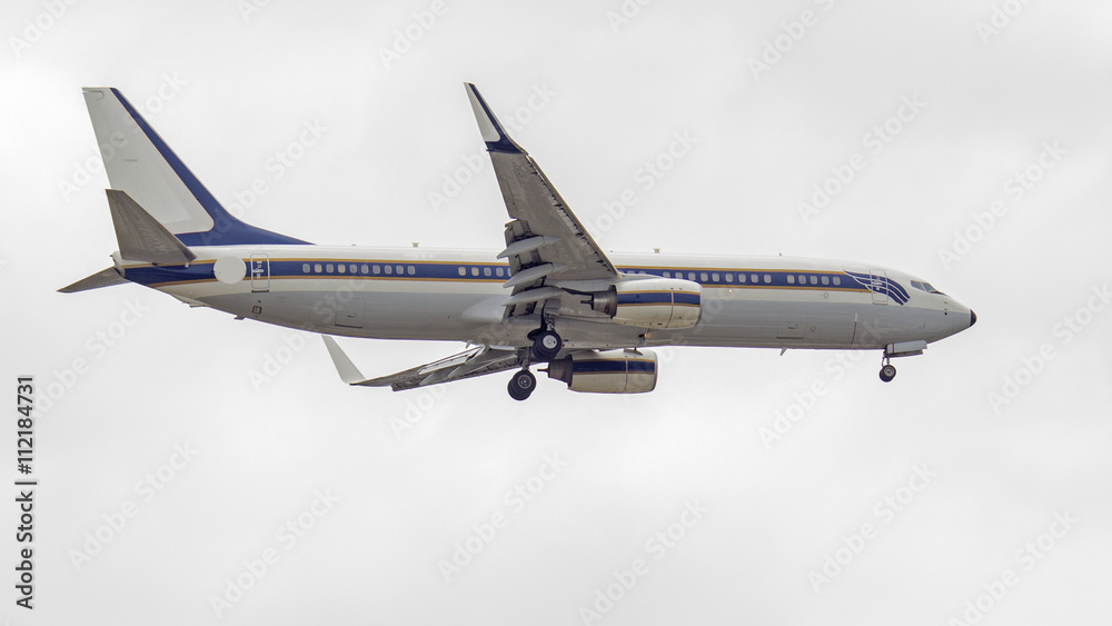 Obraz premium Passenger aircraft on final approach.