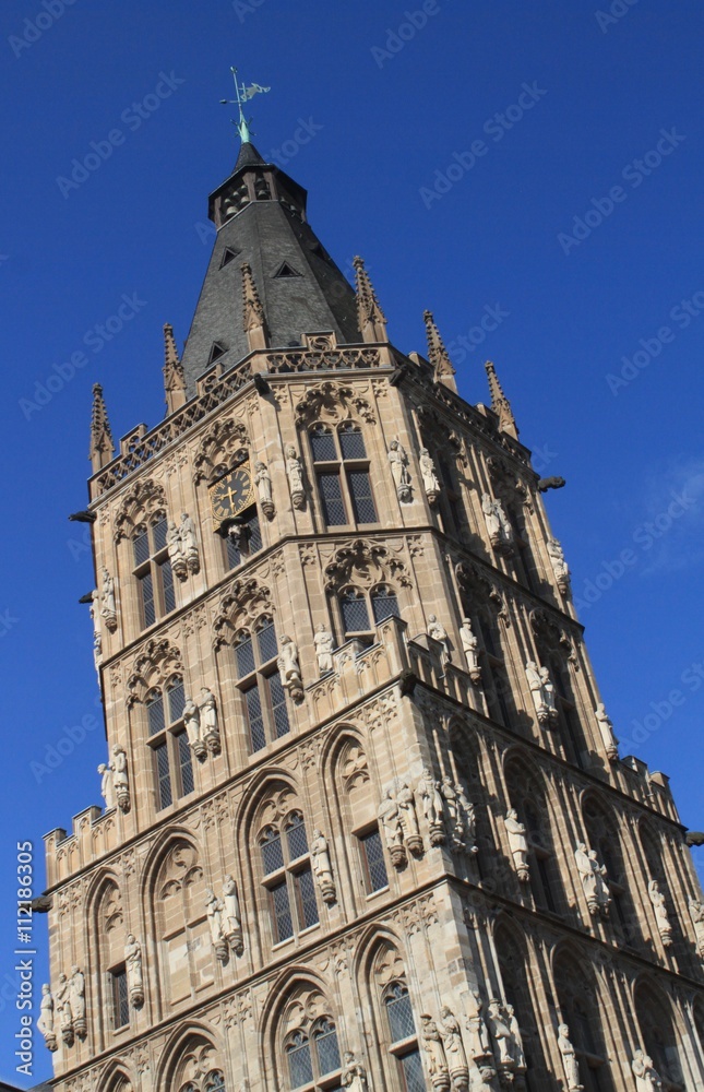 Kölner Pracht / Blick hinauf zum spätgotischen Ratsturm der Domstadt