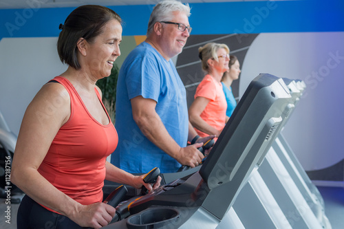 senioren halten sich fit auf dem laufband photo