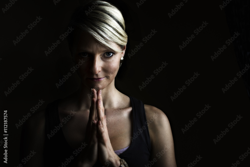 Lowkey Portrait von einer Frau mit gefallteten Haenden Lowkey Portrait von einer Frau mit gefallteten Haenden