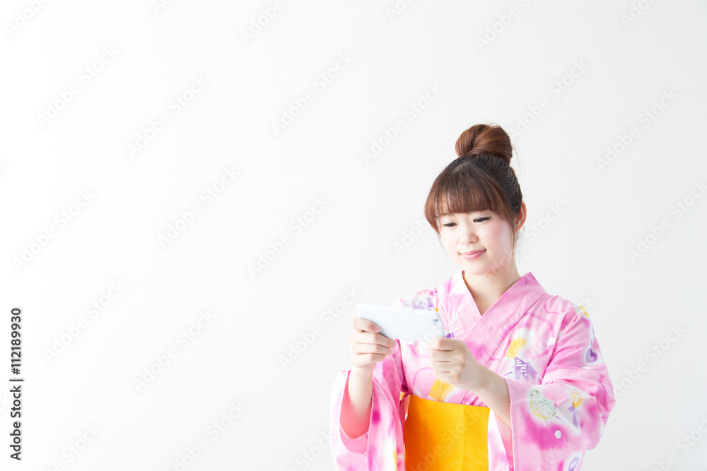 浴衣の女性・白バック