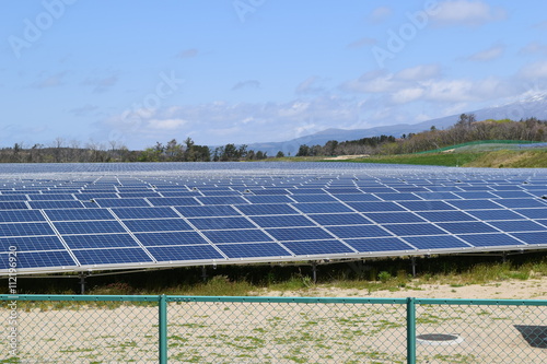 大量の太陽光発電／山形県の山岳部で、大量に設置された太陽光発電用ソーラーパネルを撮影した写真です。