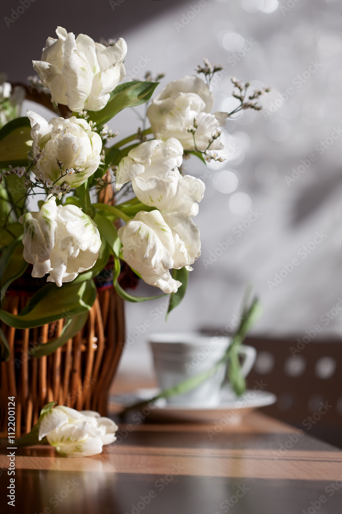 Букет белых тюльпанов в плетеной корзине