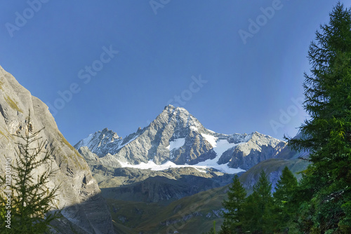 Tableau sur toile The Grossglockner, the highest mountain of Austria and the highest mountain in the Alps seen from Luckneralm
